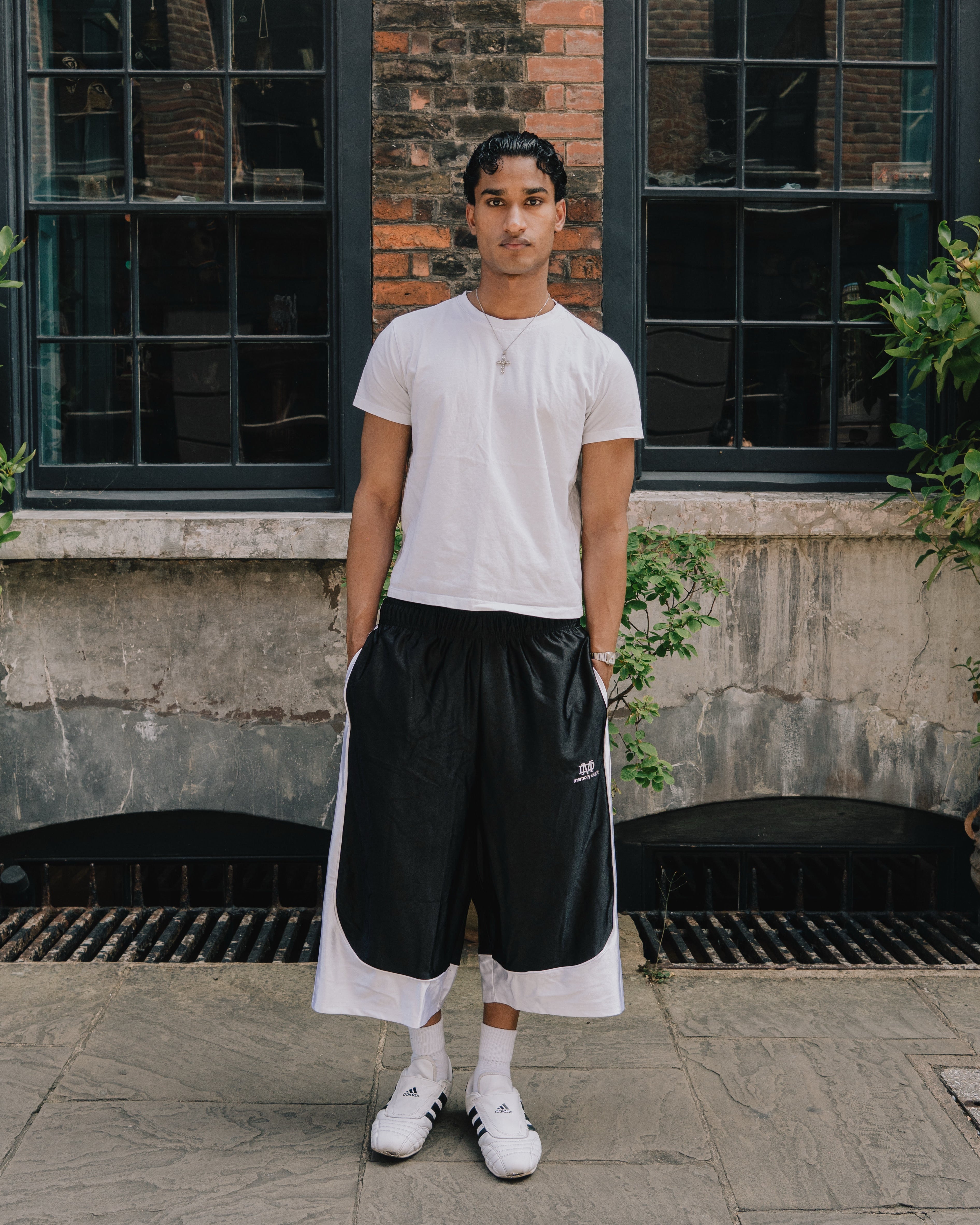 BLACK 3/4 SHORTS